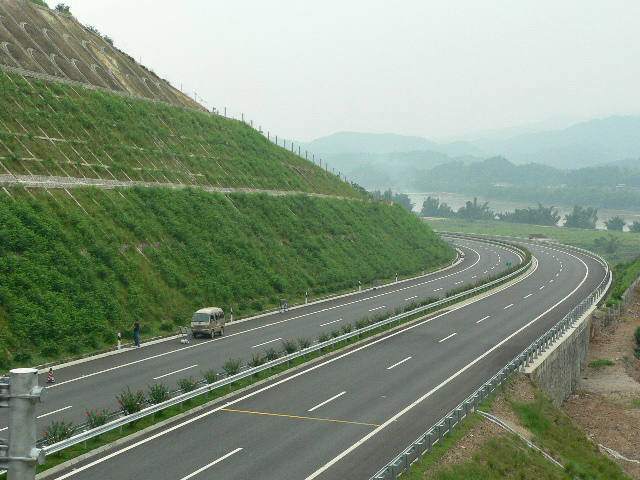 河龍高速邊坡修復